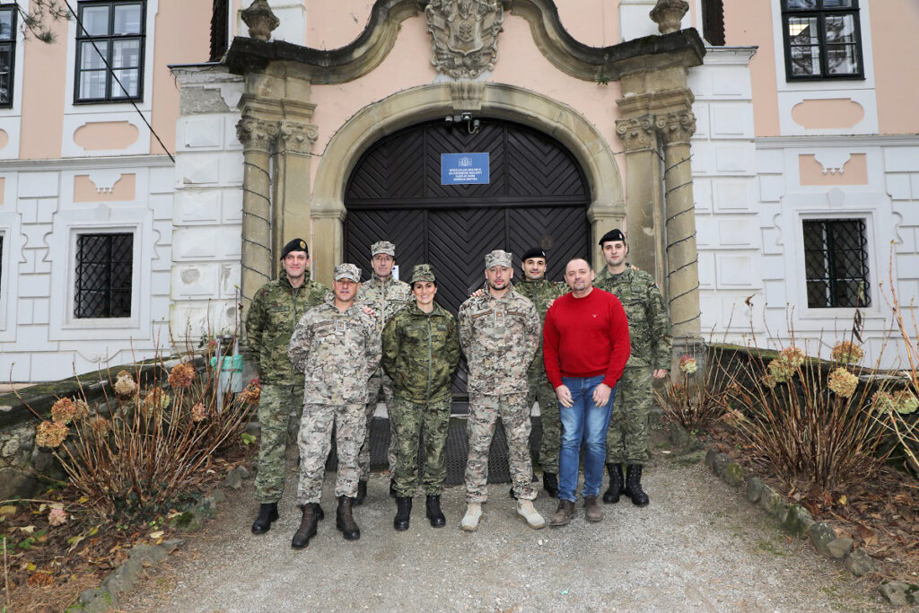 Slika https://www.morh.hr/wp-content/uploads/2024/12/2024-12-11-zss-u-humanitarnoj-akciji-1024x683.jpg