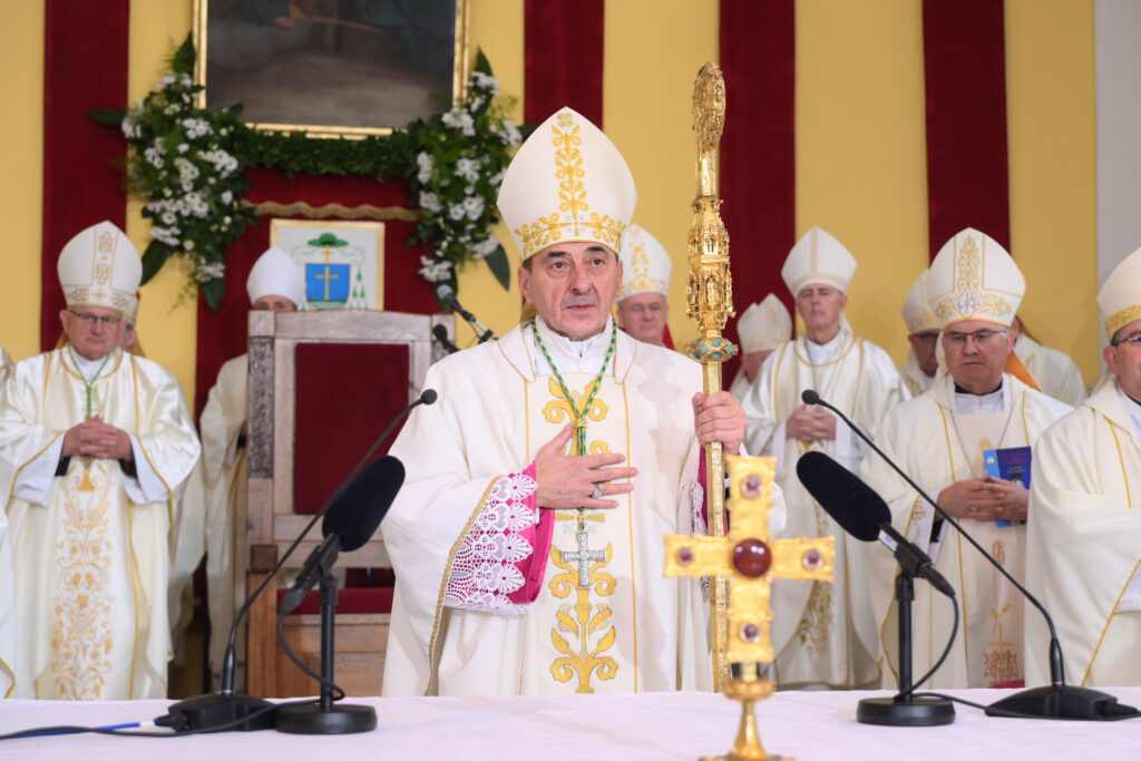 Slika https://www.morh.hr/wp-content/uploads/2024/12/2024-12-14-biskupsko-redenje-marko-medo-1024x683.jpg