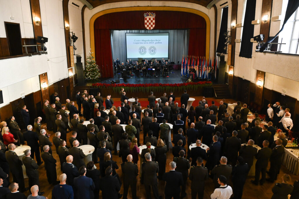 Slika https://www.morh.hr/wp-content/uploads/2024/12/2024-12-18-bozicni-domjenak-1024x681.jpg