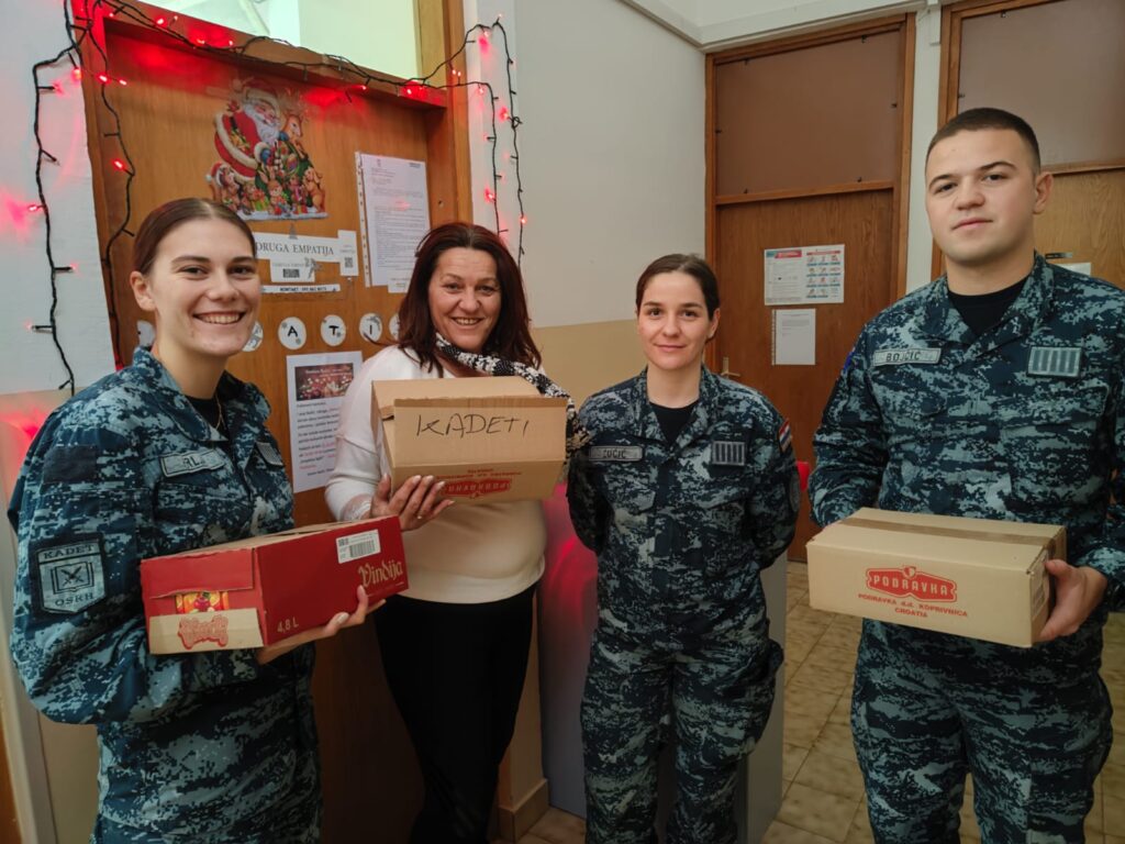 Slika https://www.morh.hr/wp-content/uploads/2024/12/2024-12-20-humanitarna-akcija-split-2-1024x768.jpg