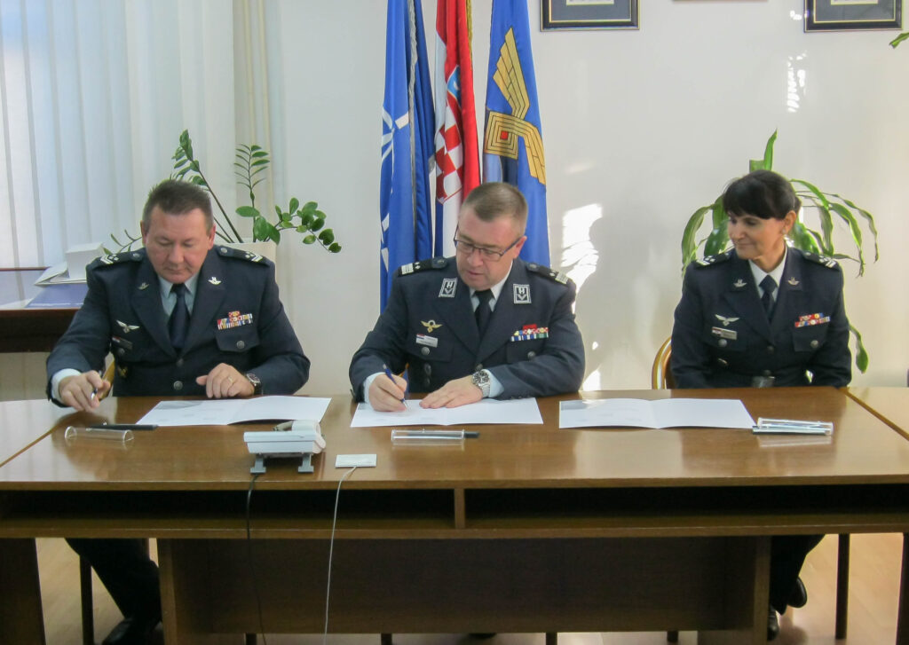 Slika https://www.morh.hr/wp-content/uploads/2024/12/2024-12-20-primopredaja-docasnika-hrz-2-1024x727.jpg