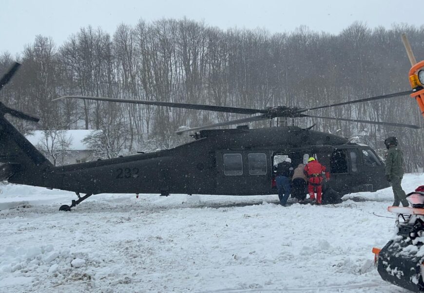 Piloti HRZ-a: Pomoć trudnici koju smo helikopterom izvukli iz snijegom zametene Like, najljepši nam je dar za Božić Foto: HRZ