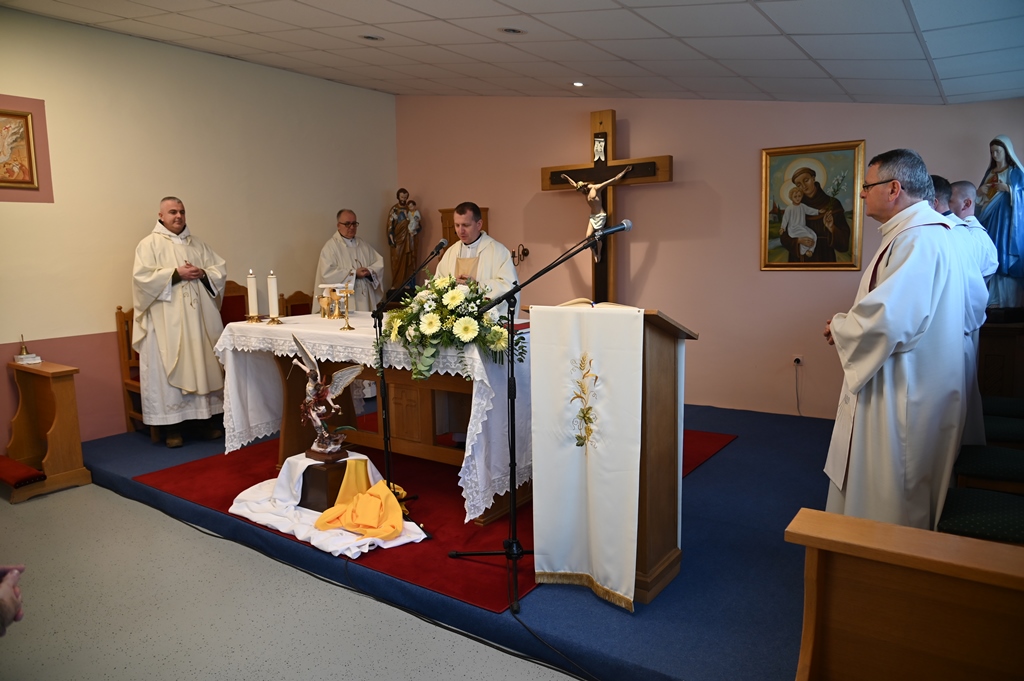 Slika https://www.morh.hr/wp-content/uploads/2025/01/2025-01-20-dan-vojne-kapelanije.jpg