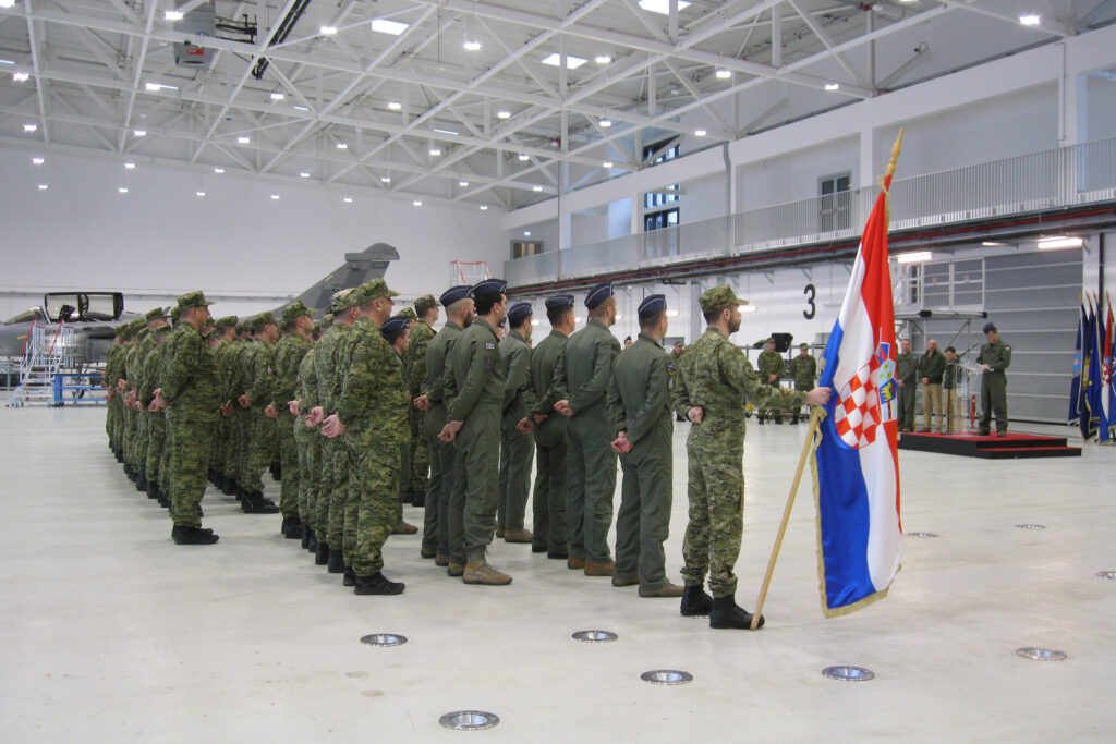 Slika https://www.morh.hr/wp-content/uploads/2025/01/2025-01-21-obljetnica-ustrojavanja-191-eskadrile-lovackih-aviona-91-krila-hrz-a-1024x683.jpg