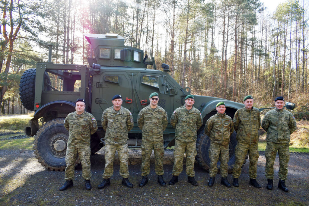 Slika https://www.morh.hr/wp-content/uploads/2025/01/2025-01-31-obuka-za-vozaca-vozila-m-atv-1024x683.jpg