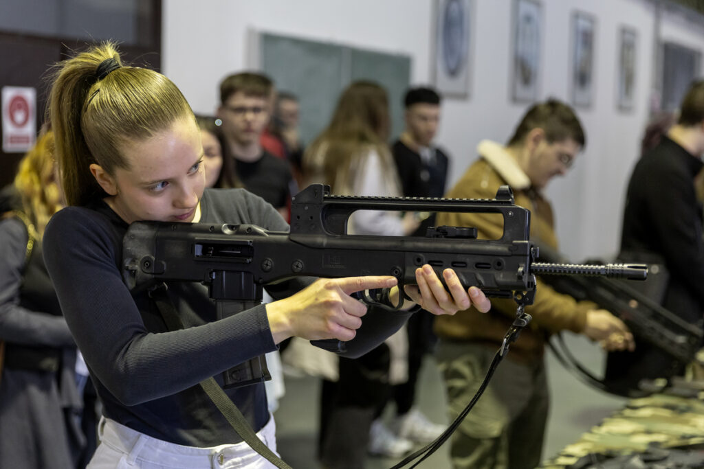 Slika https://www.morh.hr/wp-content/uploads/2025/02/2025-02-01-dan-otvorenih-vrata-hvu-ilustracija--1024x683.jpg