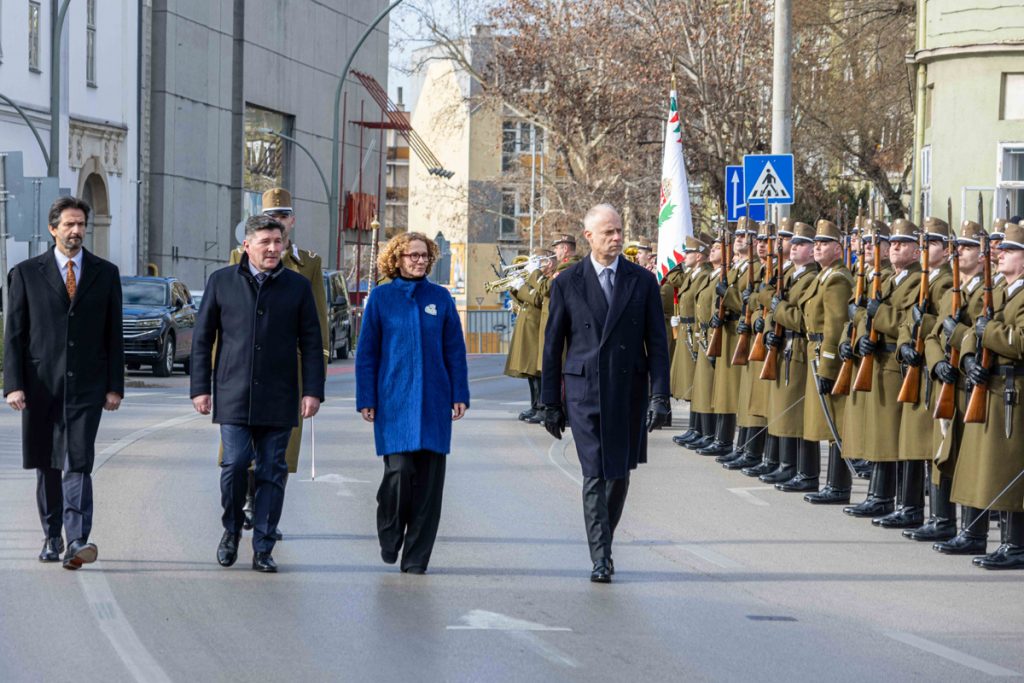 Slika https://www.morh.hr/wp-content/uploads/2025/02/2025-02-11-hq-mnd-c-proglasenje-pune-operativne-sposobnosti-zapovjednistva-1-1-1024x683.jpg