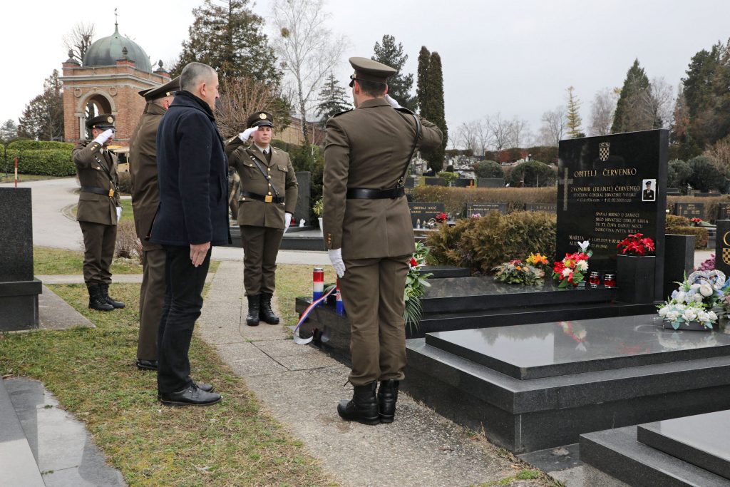 Slika https://www.morh.hr/wp-content/uploads/2025/02/2025-02-17-24-godisnjica-smrti-stozernog-generala-zvonimira-cervenka-1024x683.jpg
