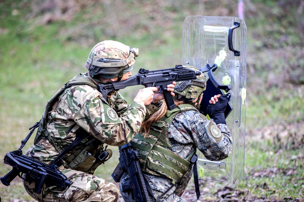 Slika https://www.morh.hr/wp-content/uploads/2025/02/2025-02-18-bojnica-dapic-striga-na-vojnom-natjecanju-u-madarskoj-1024x682.jpg