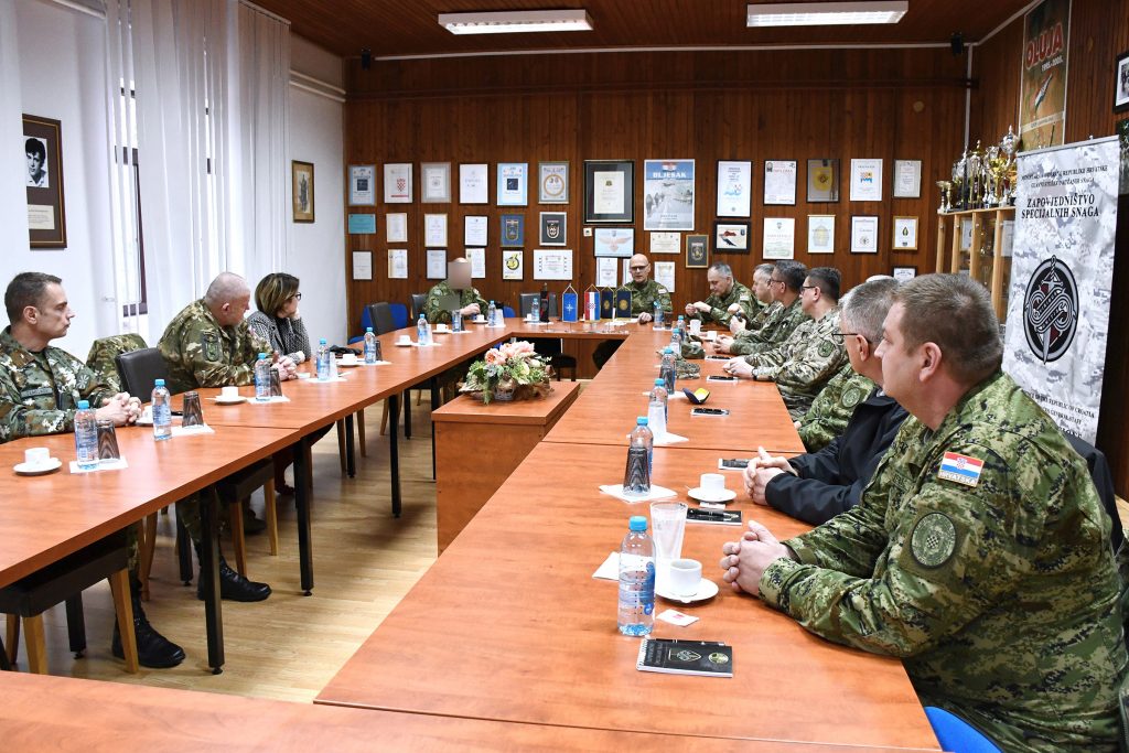 Slika https://www.morh.hr/wp-content/uploads/2025/02/2025-02-28-ratna-skola-u-posjetu-zss-u-1024x683.jpg