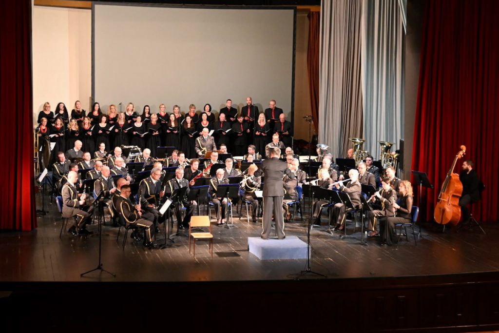 Slika https://www.morh.hr/wp-content/uploads/2025/03/2025-03-05-sinfonijski-puhacki-orkestar-1024x683.jpg