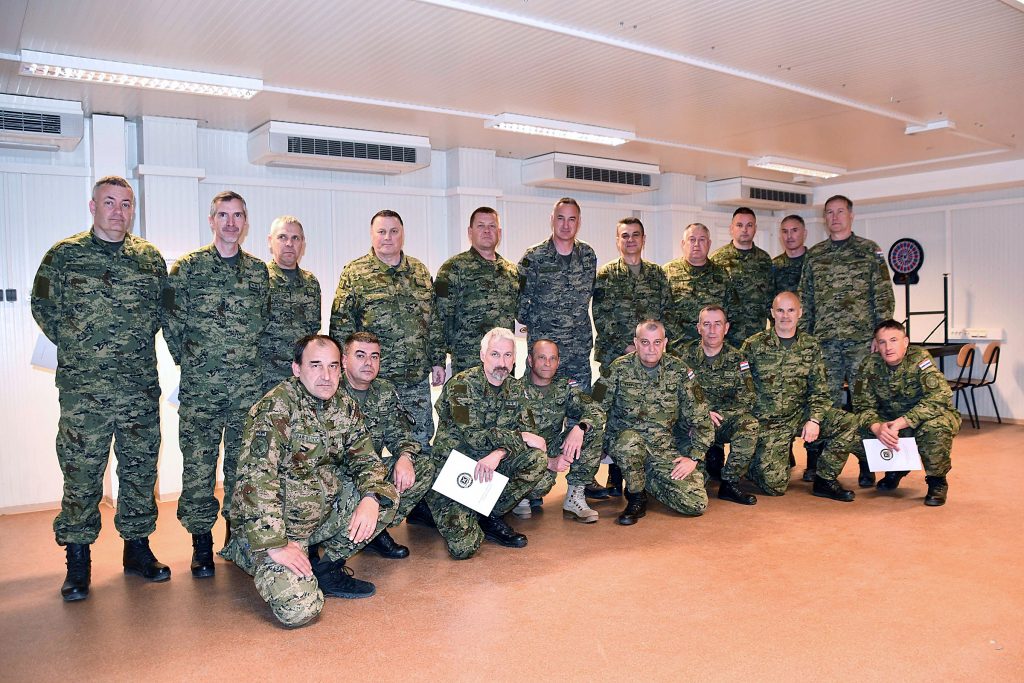 Slika https://www.morh.hr/wp-content/uploads/2025/03/2025-03-17-obuka-pricuvne-5.-pjp-na-slunju-1024x683.jpg