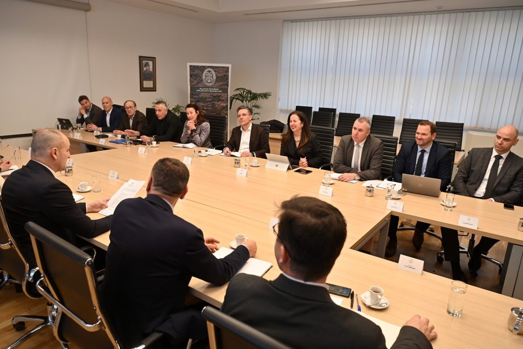 Slika https://www.morh.hr/wp-content/uploads/2025/03/2025-03-19-sastanak-o-hrvatskoj-obrambenoj-industriji-1024x683.jpg