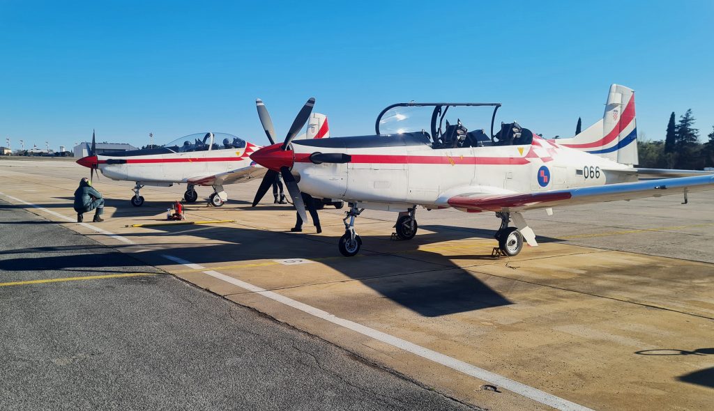 Slika https://www.morh.hr/wp-content/uploads/2025/03/2025-03-20-temeljna-obuka-ucenika-letaca-04-1024x590.jpg