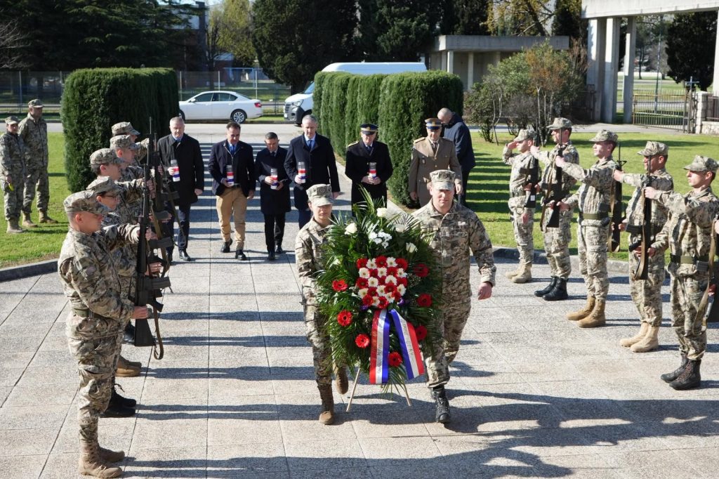 Slika https://www.morh.hr/wp-content/uploads/2025/04/2025-04-08-obljetnica-hvo-u-mostaru-1024x682.jpg