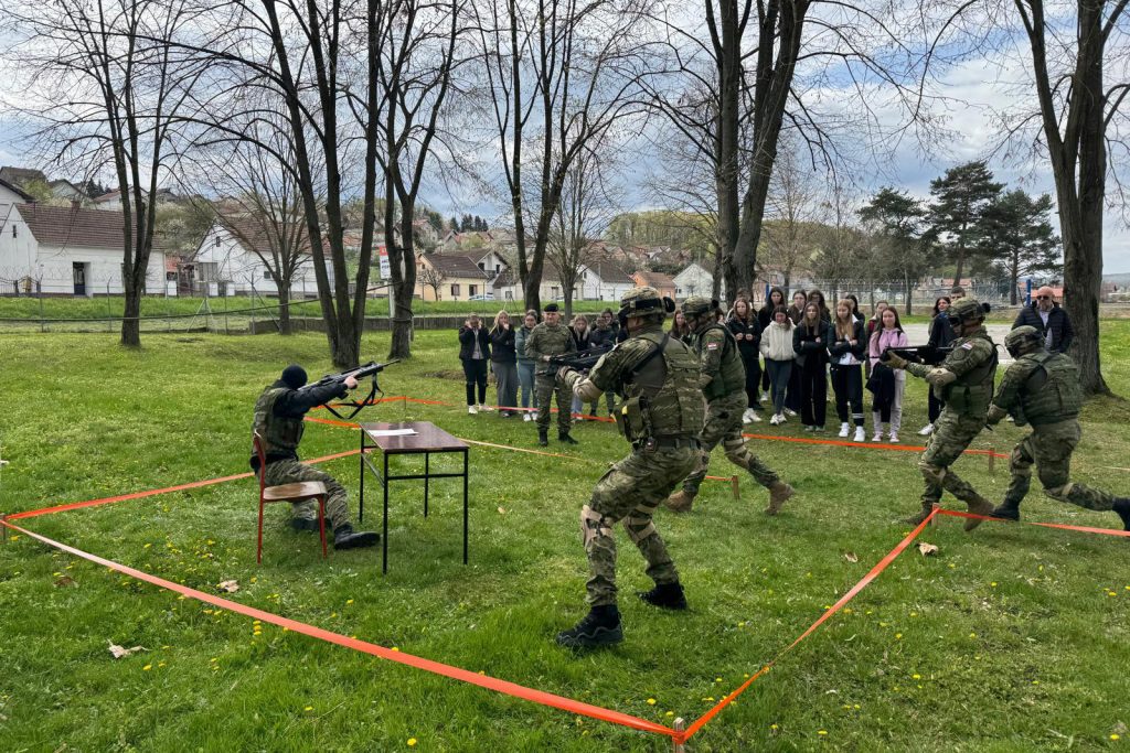 Slika https://www.morh.hr/wp-content/uploads/2025/04/2025-04-09-ucenici-u-posjeti-sokolovima-1024x683.jpg