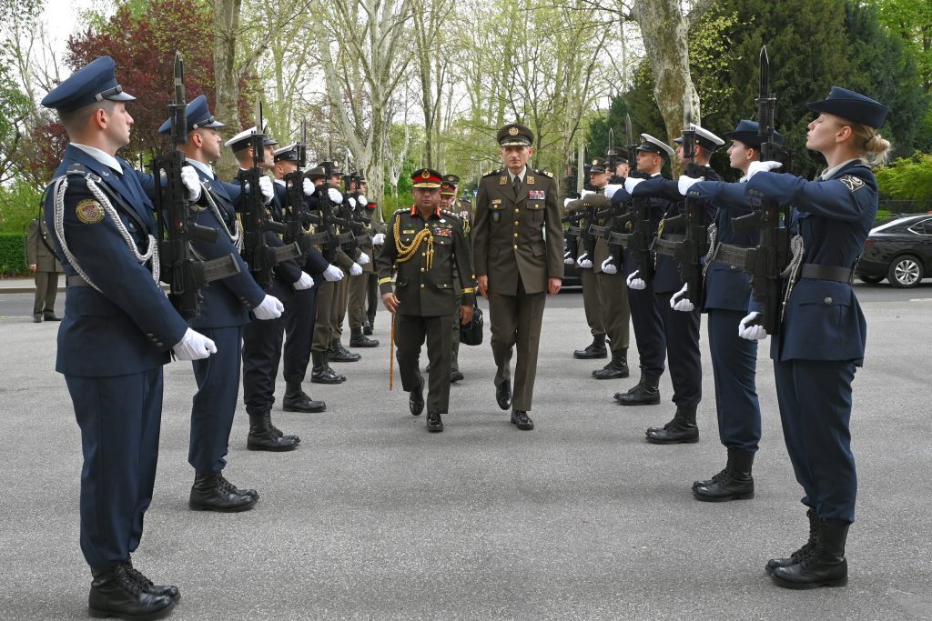 Slika https://www.morh.hr/wp-content/uploads/2025/04/2025-04-11-nacelnik-gs-osrh-i-nacelnik-stozera-kopnene-vojske-bangladesa-1024x683.jpg