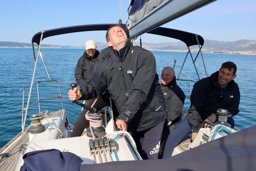 Slika https://www.morh.hr/wp-content/uploads/2025/04/2025-04-11-u-temeljna-obuka-u-jedrenju-1024x683.jpg