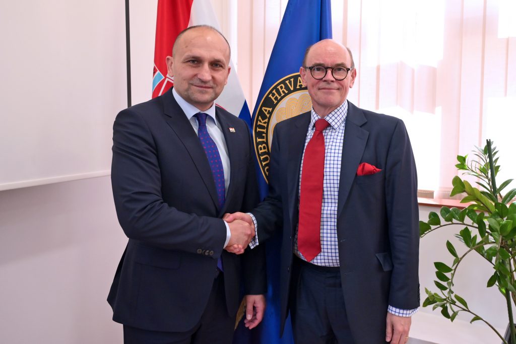 Slika https://www.morh.hr/wp-content/uploads/2025/04/2025-04-16-sastanak-s-norveskim-veleposlanikom-1024x683.jpg