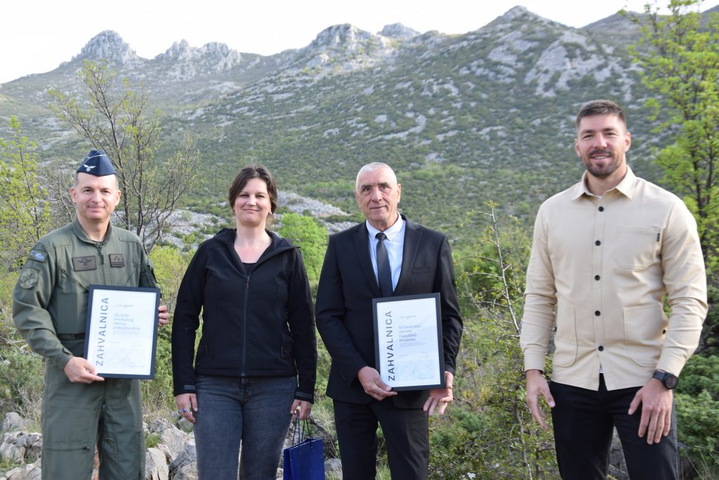 Slika https://www.morh.hr/wp-content/uploads/2025/04/2025-04-22-dodjela-zahvalnica-1024x683.jpg