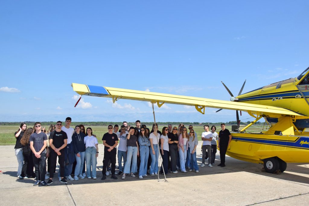 Slika https://www.morh.hr/wp-content/uploads/2025/04/2025-04-28-posjet-srednje-prometne-tehnicke-skole-split-1024x683.jpg