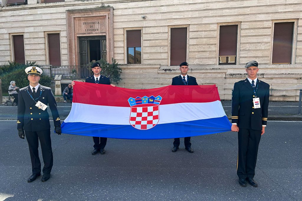 Slika https://www.morh.hr/wp-content/uploads/2025/05/2025-05-13-regata-hvu-1-1024x683.jpg