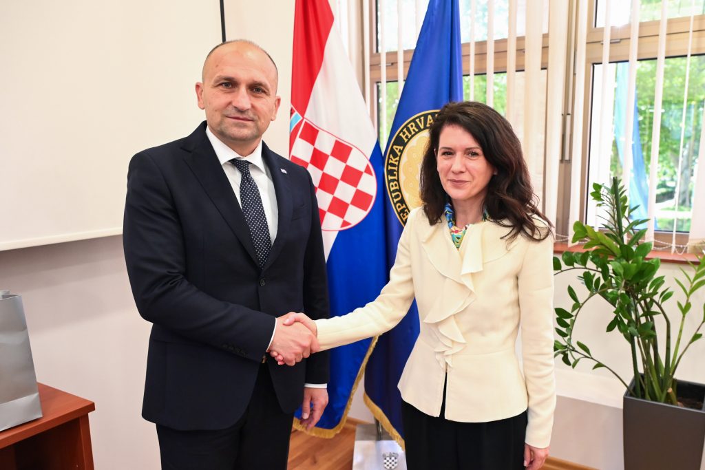 Slika https://www.morh.hr/wp-content/uploads/2025/05/2025-05-13-vp-rumunjske-u-morh-u-1024x683.jpg