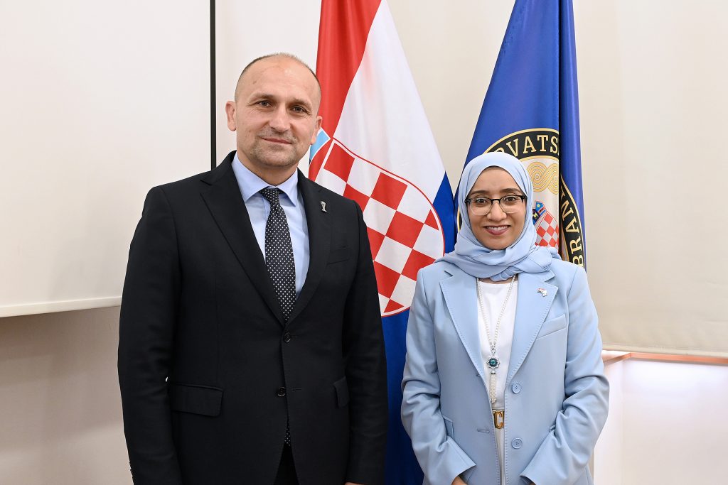 Slika https://www.morh.hr/wp-content/uploads/2025/05/2025-05-15-veleposlanica-katra-1024x683.jpg