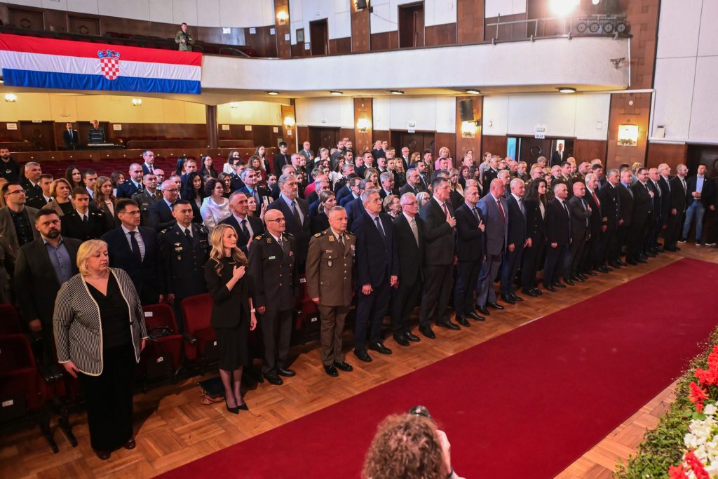 Slika https://www.morh.hr/wp-content/uploads/2025/05/2025-05-16-dan-sveucilista-obrane-i-sigurnosti-1024x683.jpg