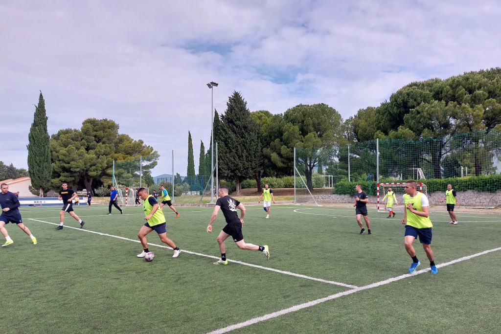 Slika https://www.morh.hr/wp-content/uploads/2025/05/2025-05-19-nogomet-lora-1024x683.jpg