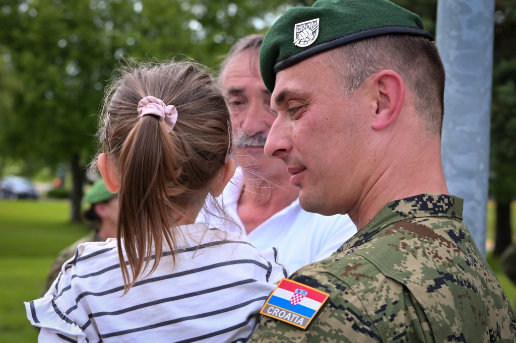 Slika https://www.morh.hr/wp-content/uploads/2025/05/2025-05-20-kfor-ispracaj--1024x681.jpg