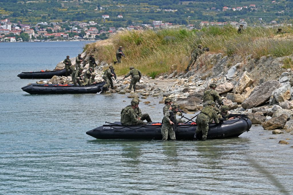 Slika https://www.morh.hr/wp-content/uploads/2025/05/2025-05-20-vjezba-gromova-i-hrvatske-ratne-mornarice-1024x681.jpg