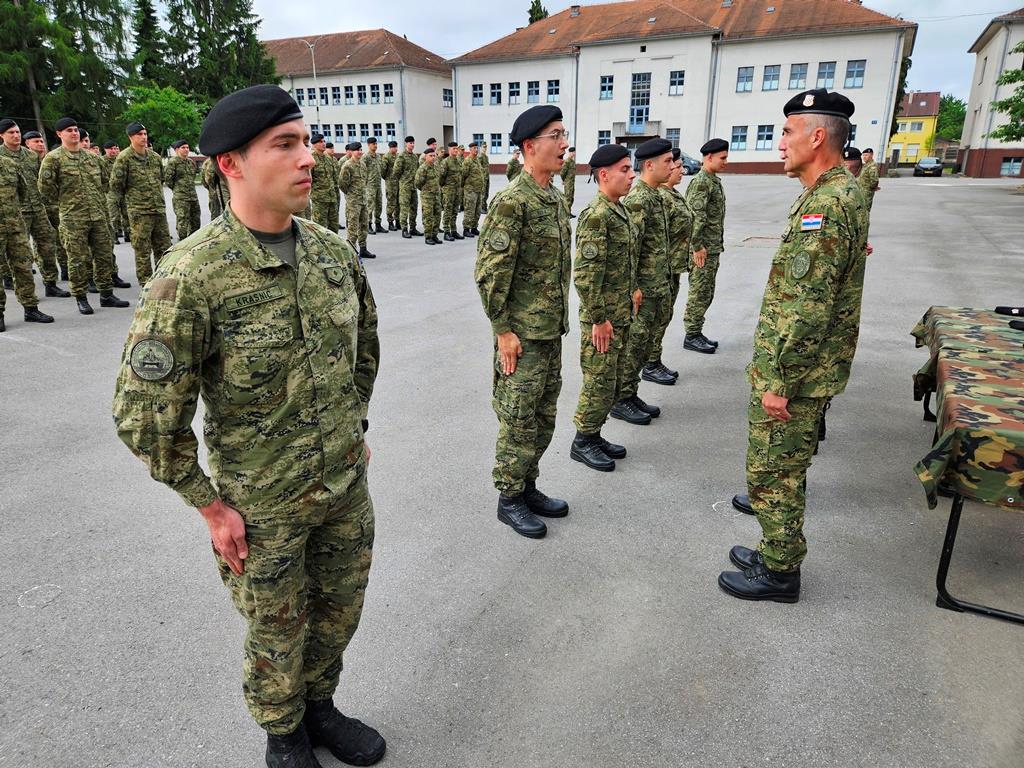 Slika https://www.morh.hr/wp-content/uploads/2025/05/2025-05-22-dodjela-beretki-trb-gombr.jpg