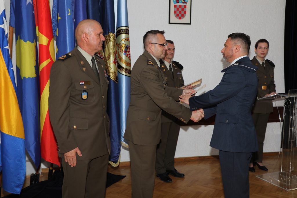 Slika https://www.morh.hr/wp-content/uploads/2025/05/2025-05-23-zavrsetak-18-narastaja-tecaja-obrambene-diplomacije-1024x683.jpg