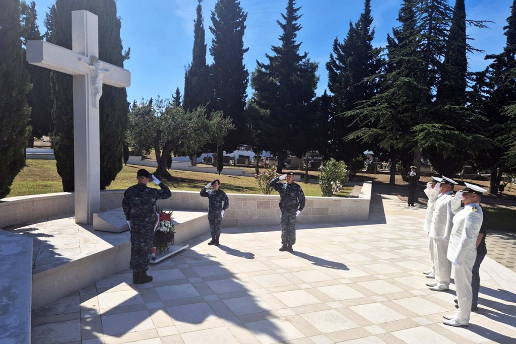 Slika https://www.morh.hr/wp-content/uploads/2025/05/2025-05-27-hrvatska-ratna-mornarica-obiljezila-34-obljetnicu-ustrojavanja-hrvatske--1024x683.jpg