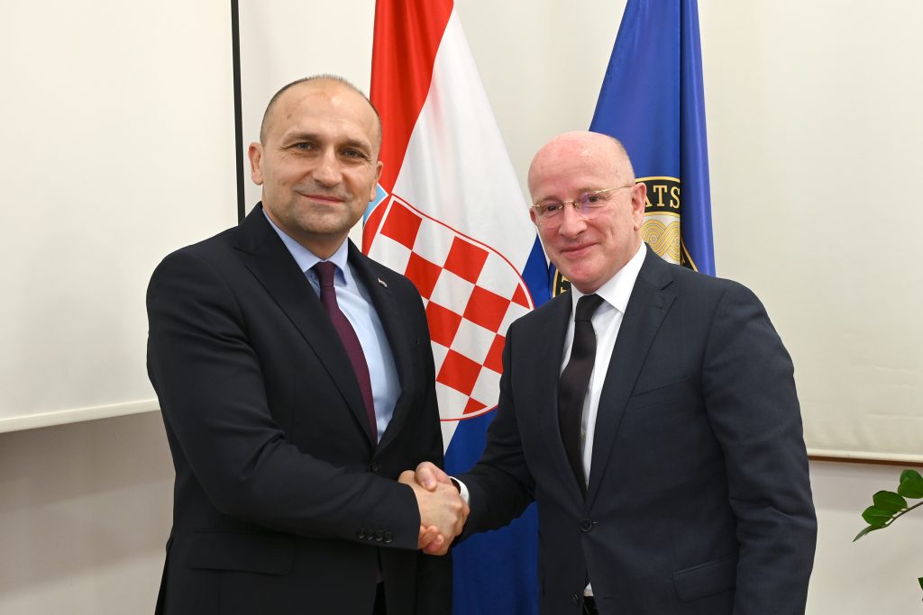 Slika https://www.morh.hr/wp-content/uploads/2025/05/2025-05-27-sastanak-s-vlp-srnj-1024x683.jpg