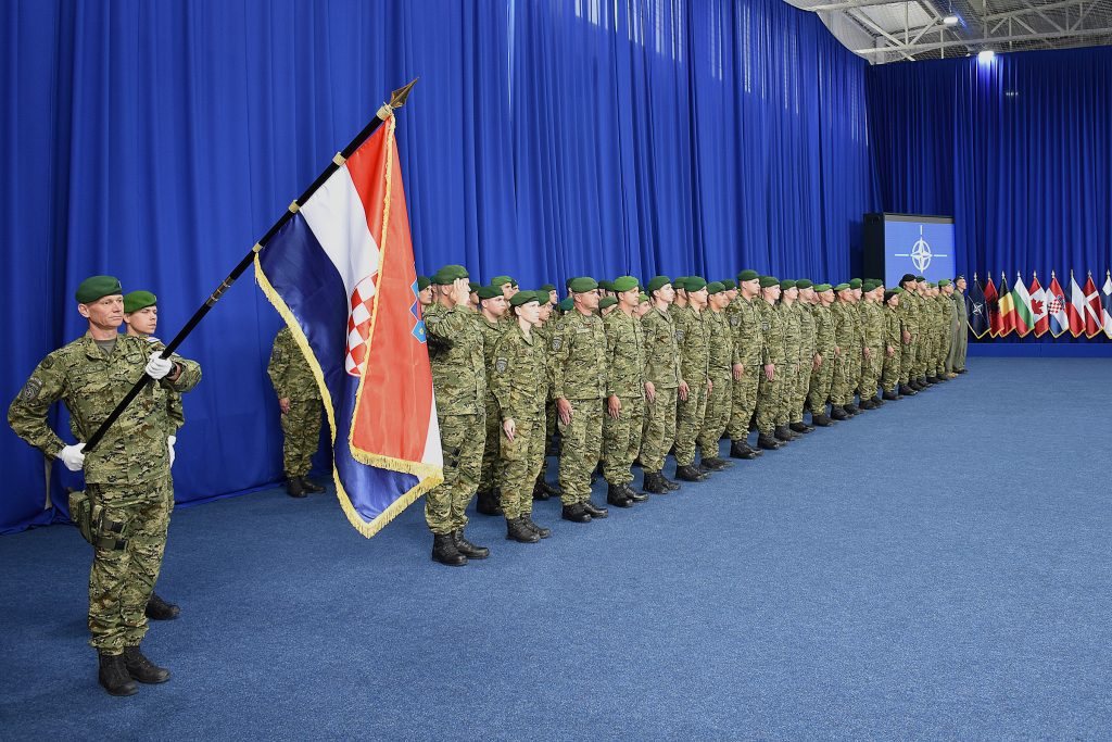 Slika https://www.morh.hr/wp-content/uploads/2025/06/2025-06-03-hrvcon-kfor-3-1024x683.jpg