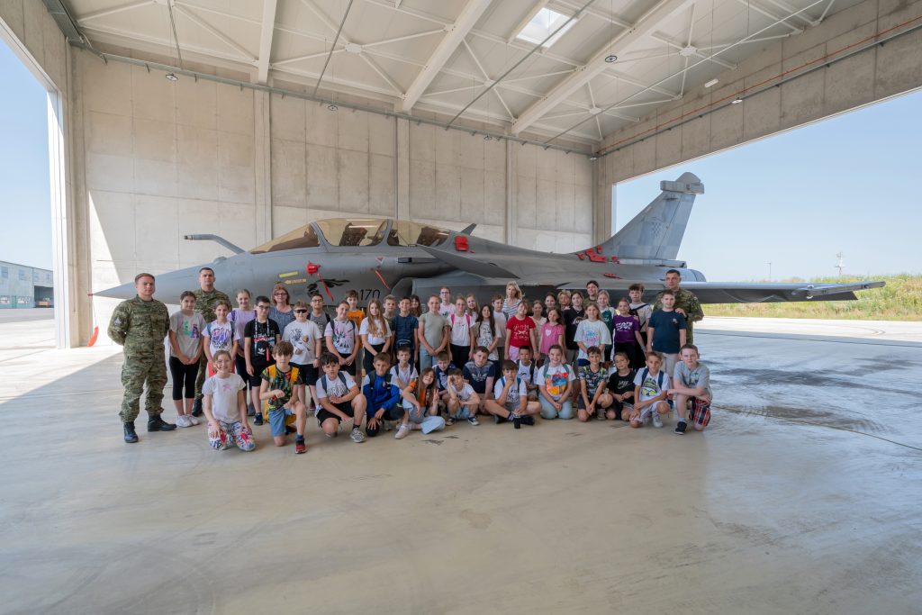 Slika https://www.morh.hr/wp-content/uploads/2025/06/2025-06-07-hrz-posjet-ucenika-1024x683.jpg