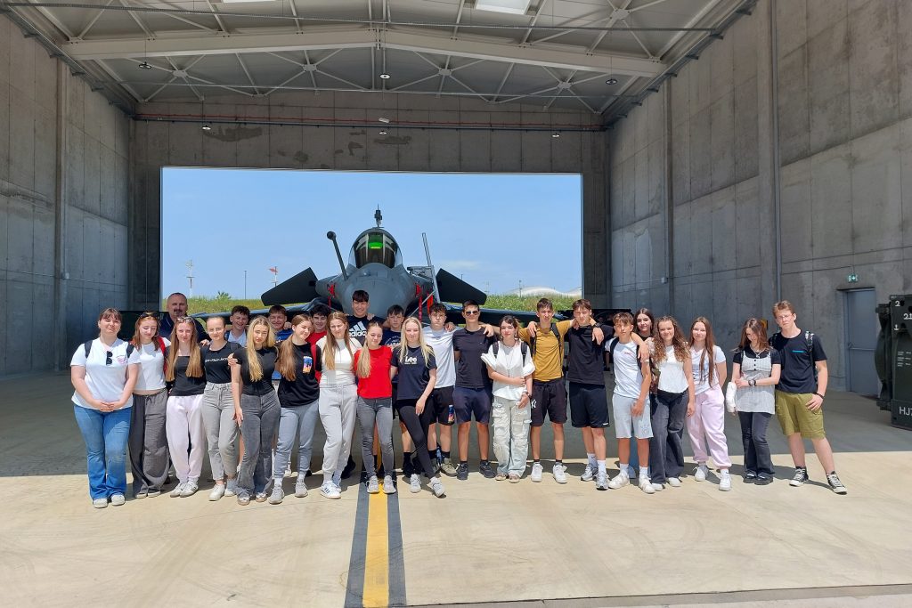 Slika https://www.morh.hr/wp-content/uploads/2025/06/2025-06-09-ucenici-ztc-u-hrz-1-1024x683.jpg