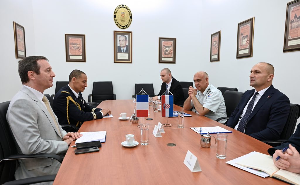 Slika https://www.morh.hr/wp-content/uploads/2025/06/2025-06-11-mo-anusic-s-veleposlanikom-francuske-republike-1024x631.jpg