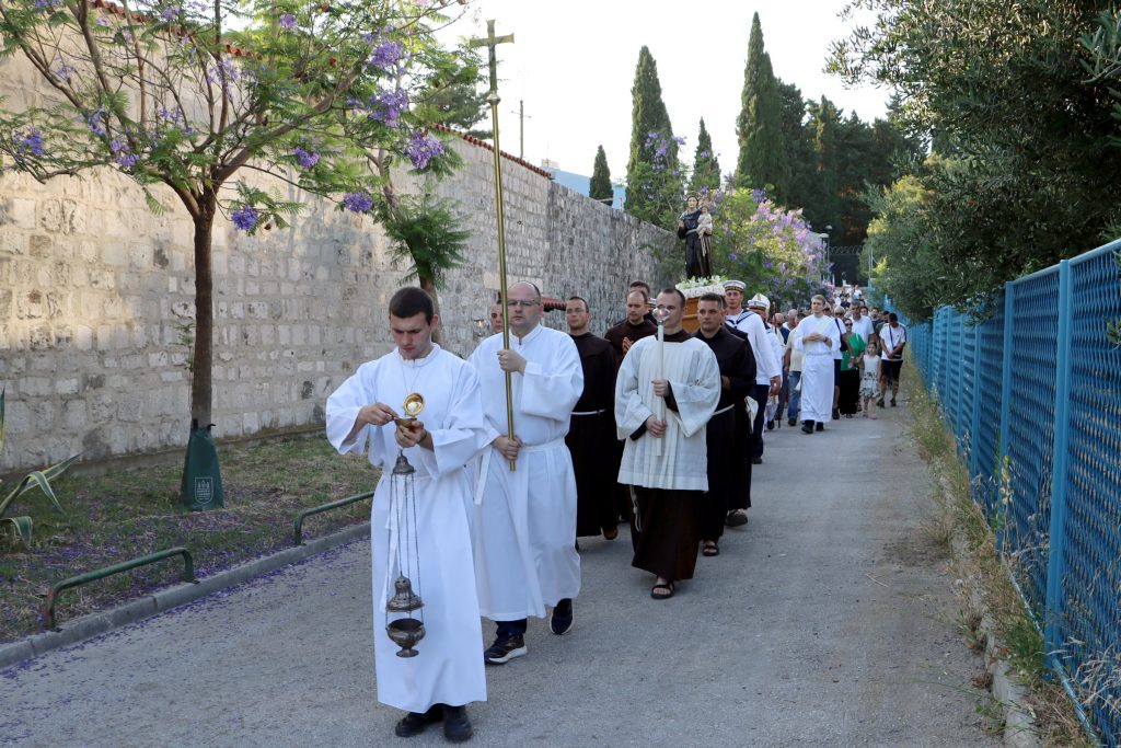 Slika https://www.morh.hr/wp-content/uploads/2025/06/2025-06-16-blagdan-sv-ante-1024x683.jpg