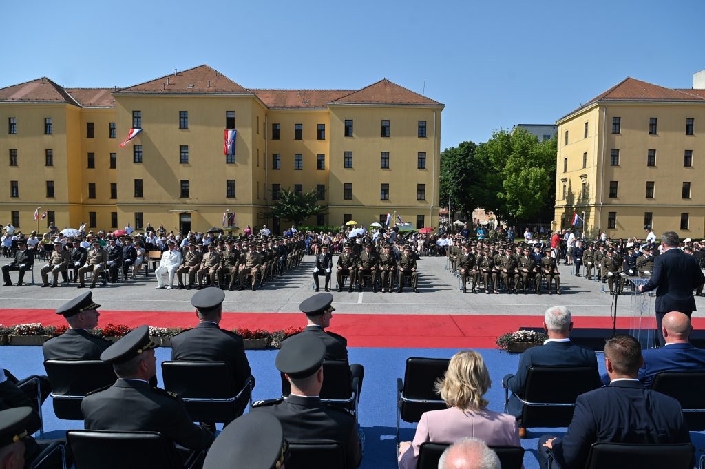 Slika https://www.morh.hr/wp-content/uploads/2025/06/2025-06-26-promocija-polaznika-vojnih-skola-1024x681.jpg