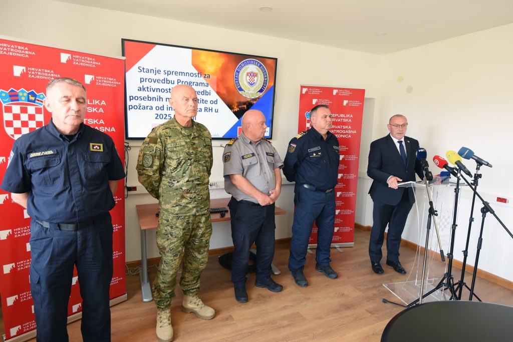 Slika https://www.morh.hr/wp-content/uploads/2025/06/2026-06-18-spremnost-sustava-za-pozarnu-sezonu-2025-1024x683.jpg