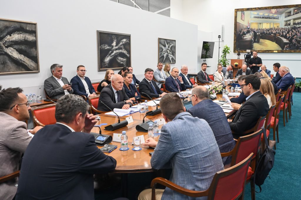 Slika https://www.morh.hr/wp-content/uploads/2025/07/2025-07-11-saborski-odbor-za-obranu--1024x681.jpg