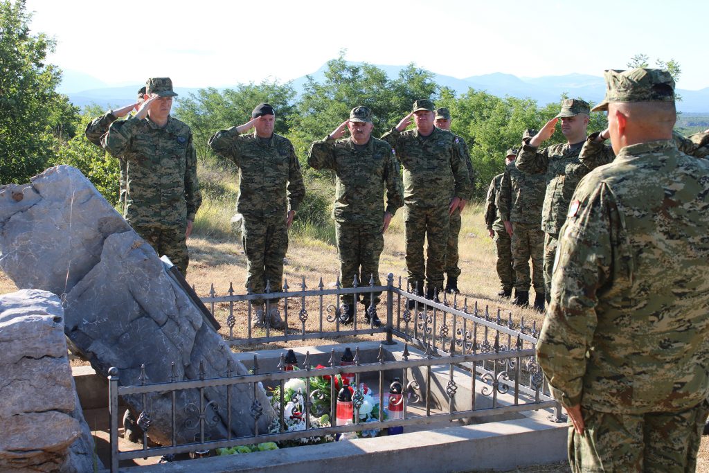 Slika https://www.morh.hr/wp-content/uploads/2025/07/2025-07-14-obljetnica-pogibije-pirotehnicara-1024x683.jpg