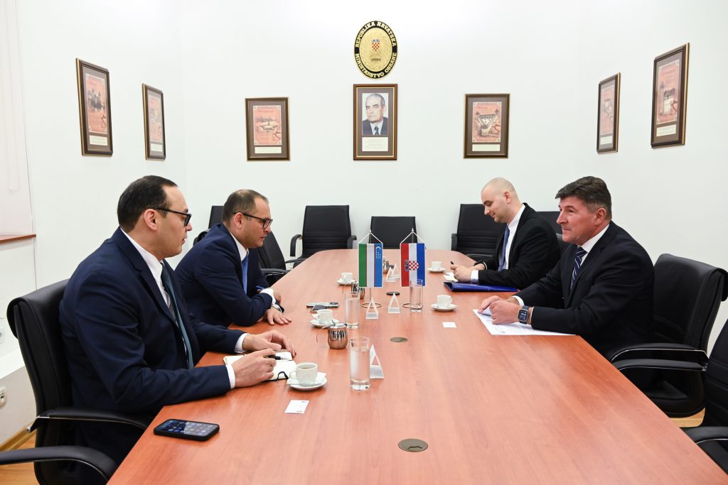 Slika https://www.morh.hr/wp-content/uploads/2025/07/2025-07-15-sastanak-s-vlp-uzbekistana-1024x683.jpg