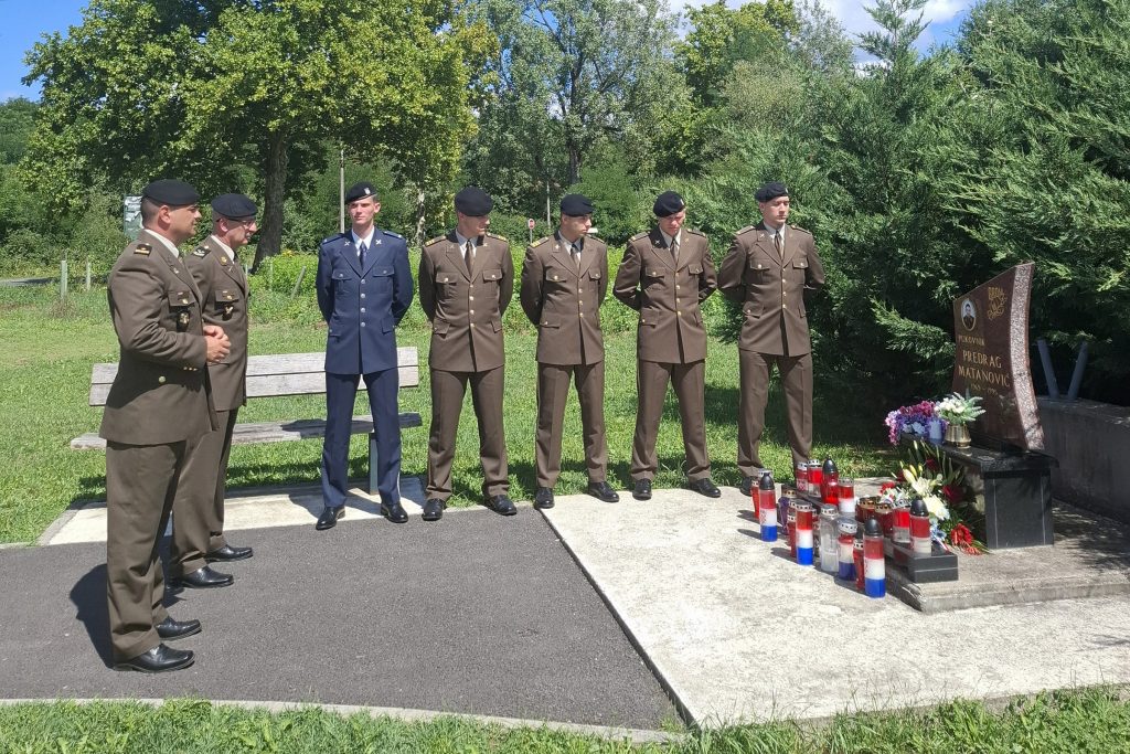Slika https://www.morh.hr/wp-content/uploads/2025/08/2025-08-08-pocast-brigadnom-generalu-predragu-matanovicu-1024x683.jpg