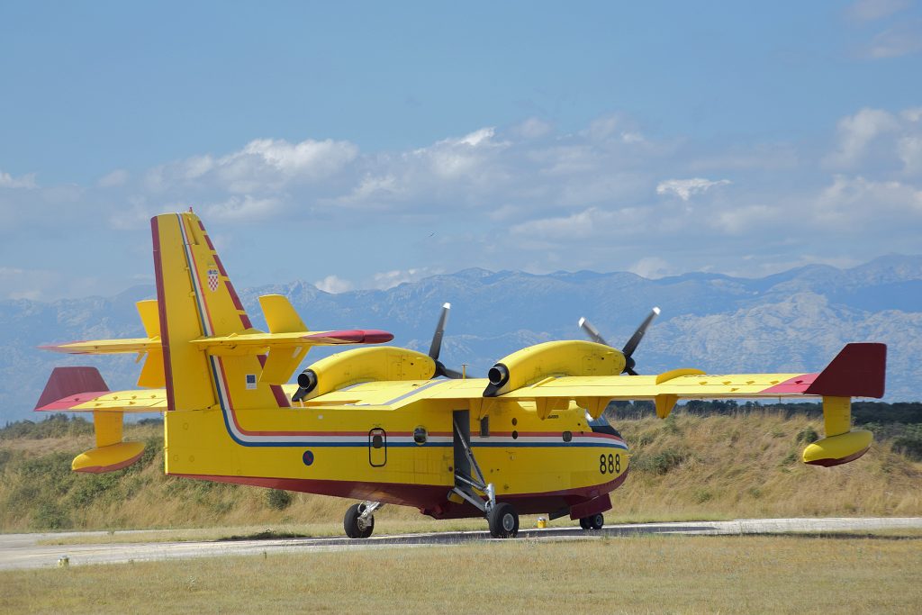 Slika https://www.morh.hr/wp-content/uploads/2025/08/2025-08-08-upucivanja-canadaira-u-republiku-albaniju-1024x683.jpg