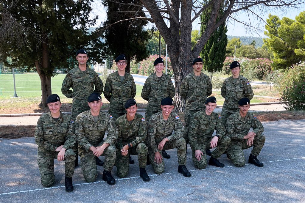 Slika https://www.morh.hr/wp-content/uploads/2025/08/2025-08-18-kadeti-tecaj-1024x683.jpeg