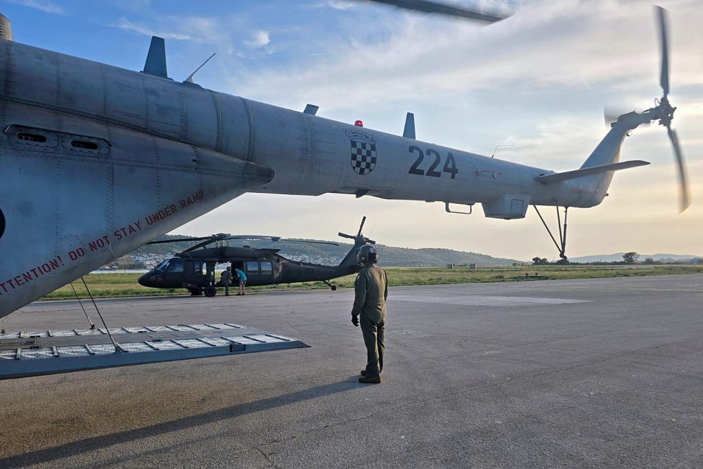 Slika https://www.morh.hr/wp-content/uploads/2025/08/2025-08-21-hitni-medicinski-prijevoz-1024x683.jpg